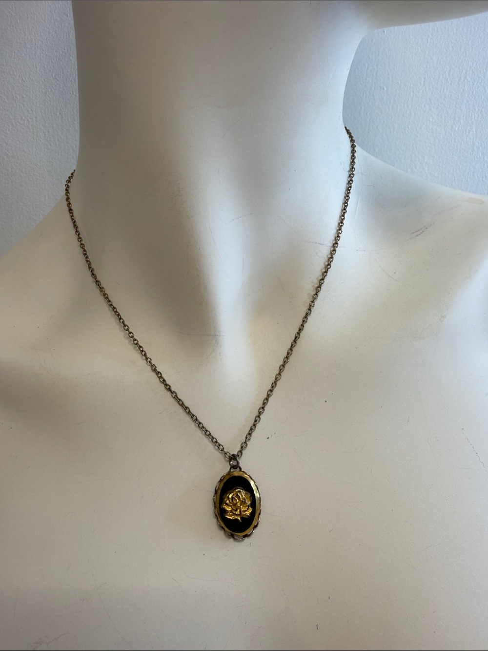 Vintage Victorian Revival Gold Rose Black Cameo Oval Pendant Necklace 1970s